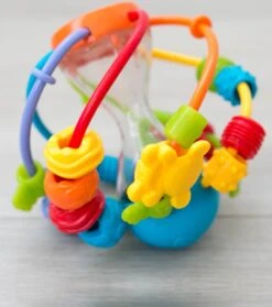 Playgro Speel En Leerbal - Grijp- En Bijtspeelgoed - Klikklak Geluiden - Spiegeltje - Kralen - Cilinder Met Rattelende Ballen -Babyproducten 1061x1200 2