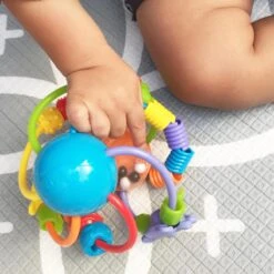 Playgro Speel En Leerbal - Grijp- En Bijtspeelgoed - Klikklak Geluiden - Spiegeltje - Kralen - Cilinder Met Rattelende Ballen -Babyproducten 1200x1200 1292