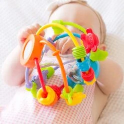 Playgro Speel En Leerbal - Grijp- En Bijtspeelgoed - Klikklak Geluiden - Spiegeltje - Kralen - Cilinder Met Rattelende Ballen -Babyproducten 1200x1200 1296