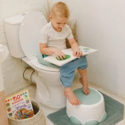 Bumbo - Step 'n Potty Hemlock Green -Toilet Trainer- Brilverkleiner Met Opstapje -Toilet Bril Zitje - 3 In 1 WC Potje -WC Zindelijkheids Training Voor Jongens/Meisjes - Urinoirs Voor Kind/Peuter Van 2 Tot 7 Jaar - Wit Met Groen 13 Bumbo - Step 'n Potty Hemlock Green -Toilet Trainer- Brilverkleiner Met Opstapje -Toilet Bril Zitje - 3 In 1 WC Potje -WC Zindelijkheids Training Voor Jongens/Meisjes - Urinoirs Voor Kind/Peuter Van 2 Tot 7 Jaar - Wit Met Groen -Babyproducten 1200x1200 362