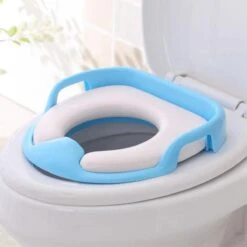 Universele Toiletbril Met Handvaten Voor Kinderen | Kinder Toiletzitje Toiletstoel | WC-bril Verkleiner Voor Peuters En Kleuters | Blauw LB-A23 8 Universele Toiletbril Met Handvaten Voor Kinderen | Kinder Toiletzitje Toiletstoel | WC-bril Verkleiner Voor Peuters En Kleuters | Blauw LB-A23 -Babyproducten 1200x1200 768