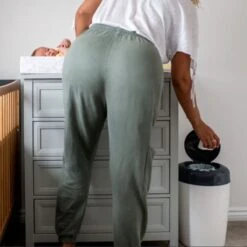 Tommee Tippee Simplee Sangenic Luieremmer, Milieuvriendelijker Systeem, Inclusief 6 Navulcassettes Met Duurzaam Geproduceerde Antibacteriële GREENFILM, Grijs 12 Tommee Tippee Simplee Sangenic Luieremmer, Milieuvriendelijker Systeem, Inclusief 6 Navulcassettes Met Duurzaam Geproduceerde Antibacteriële GREENFILM, Grijs -Babyproducten 1200x1200 816