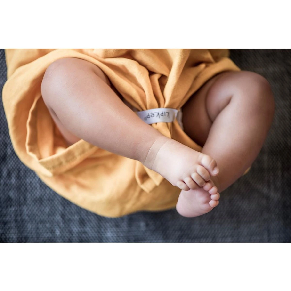 KipKep Blenker Hydrofiele Badcape - Maat 100x70cm - Little Bees Geel 5 KipKep Blenker Hydrofiele Badcape - Maat 100x70cm - Little Bees Geel - Afbeelding 5