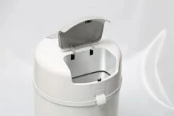 DiaperPail - Clear White - Luieremmer Met Speciale Luiersluis - Werkt Met Normale Vuilniszakken - Luxe Luieremmer - Geen Speciale Cassettes - Geen Geurtjes - Makkelijk Schoon Te Maken - Is Gemaakt Van Aluminium -Babyproducten 1200x798 5