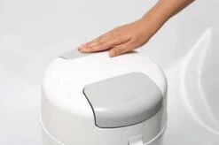 DiaperPail - Soft Grey - Luieremmer Met Speciale Luiersluis - Werkt Met Normale Vuilniszakken -Babyproducten 1200x799 15