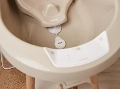 Bundel! Bad Sense Edition (Bad, Digitale Thermometer En Standaard) In De Kleur 'Taupe' Van Bébé-jou. -Babyproducten 1200x887 2