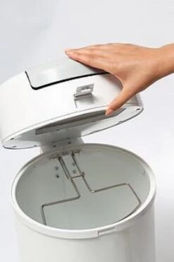 DiaperPail - Clear White - Luieremmer Met Speciale Luiersluis - Werkt Met Normale Vuilniszakken - Luxe Luieremmer - Geen Speciale Cassettes - Geen Geurtjes - Makkelijk Schoon Te Maken - Is Gemaakt Van Aluminium -Babyproducten 798x1200 1