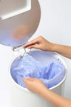 DiaperPail - Clear White - Luieremmer Met Speciale Luiersluis - Werkt Met Normale Vuilniszakken - Luxe Luieremmer - Geen Speciale Cassettes - Geen Geurtjes - Makkelijk Schoon Te Maken - Is Gemaakt Van Aluminium -Babyproducten 798x1200 2