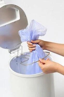 DiaperPail - Clear White - Luieremmer Met Speciale Luiersluis - Werkt Met Normale Vuilniszakken - Luxe Luieremmer - Geen Speciale Cassettes - Geen Geurtjes - Makkelijk Schoon Te Maken - Is Gemaakt Van Aluminium -Babyproducten 798x1200 3