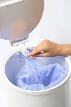 DiaperPail - Soft Grey - Luieremmer Met Speciale Luiersluis - Werkt Met Normale Vuilniszakken -Babyproducten 799x1200 14