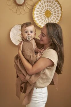 Meyco Mini Panther Swaddle - 2-pack - Toffee - 120x120cm 9 Meyco Mini Panther Swaddle - 2-pack - Toffee - 120x120cm -Babyproducten 800x1200 110