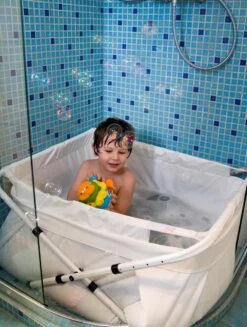 BiBaBad Verstelbaar Wit 70-90 Cm, Badzak Met Knoopsluiting. Maak Van Je Douche Een Kinderbad. Dit Opvouwbaar Bad Kun Je In Lengte Breedte En Hoogte Aanpassen Zodat Je Optimaal Gebruik Kunt Maken Van Je Doucheruimte. 7 BiBaBad Verstelbaar Wit 70-90 Cm, Badzak Met Knoopsluiting. Maak Van Je Douche Een Kinderbad. Dit Opvouwbaar Bad Kun Je In Lengte Breedte En Hoogte Aanpassen Zodat Je Optimaal Gebruik Kunt Maken Van Je Doucheruimte. -Babyproducten 906x1200